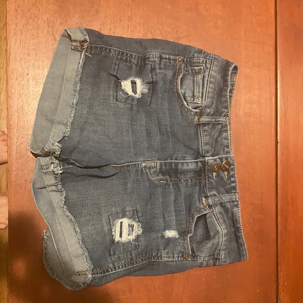 Selling these Vanilla Star jean shorts